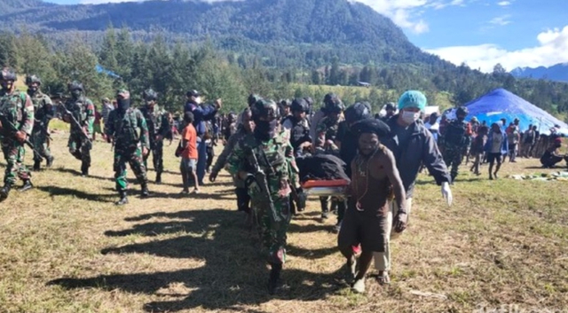 Evakuasi jenazah seorang pelajar SMA yang ditembak KKB di kampung Wuloni Distrik Ilaga, Kabupaten Puncak, Papua, Kamis (15/4/2021). Foto: Dok. Istimewa