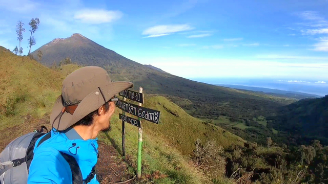 Dari pelawangan Gedong (2.040 mdpl) terlihat kerucut gunung Rinjani dan padang sabana di lembah sisi kanan punggungan menuju puncak Lembah Gedong (2.200 mdpl). Foto: Harley Sastha