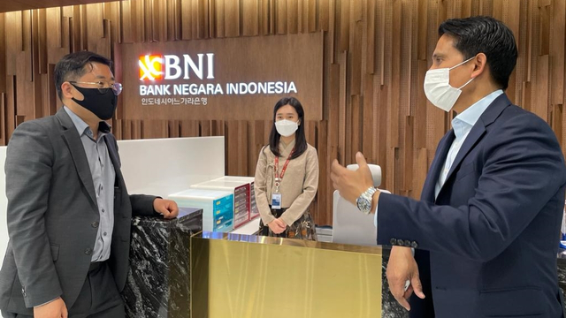 Duta Besar RI untuk Korea Selatan Umar Hadi dan General Manager Kantor Cabang BNI Seoul Anisfu meresmikan Kantor Baru BNI di Seoul, Korea Selatan, Jumat (16/4).  Foto: BNI