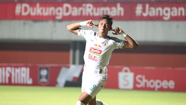 Pemain PS Sleman berselebrasi udai mencetak gol ke gawang Persib Bandung pada semifinal Piala Menpora 2021 di Stadion Maguwoharjo, Sleman, DI Yogyakarta, Jumat (16/4). Foto: Kemenpora
