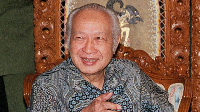 Mantan Presiden Indonesia Soeharto dikediamannya, di Jakarta, 8 Maret 2000. Foto: Agus Lolong/AFP
