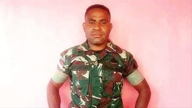 Pratu Lucky Y. Matuan, personel TNI kesatuan Raider 400 Kodam IV/Diponogoro yang bergabung ke KKB Papua di Intan Jaya. (Dok istimewa)