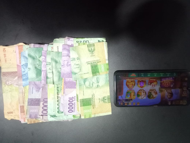Barang bukti yang diamankan polisi dari seorang penjual chip game Higgs Domino. Foto: Dok. Polresta Banda Aceh