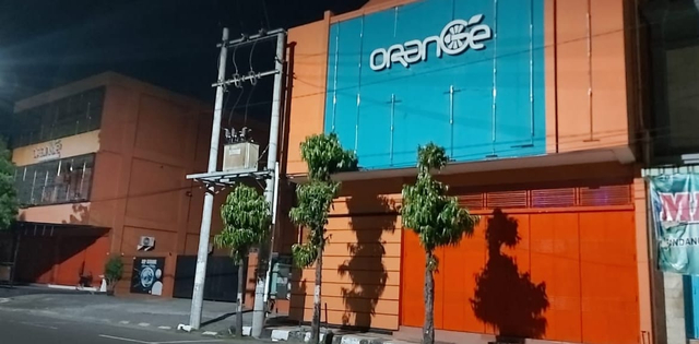 Salah satu tempat karaoke di Jalan Veteran Kota Tegal memilih tutup beroperasi meski tak ada larangan oleh Pemkot Tegal, Jumat (16/4/2021) malam. (Istimewa)