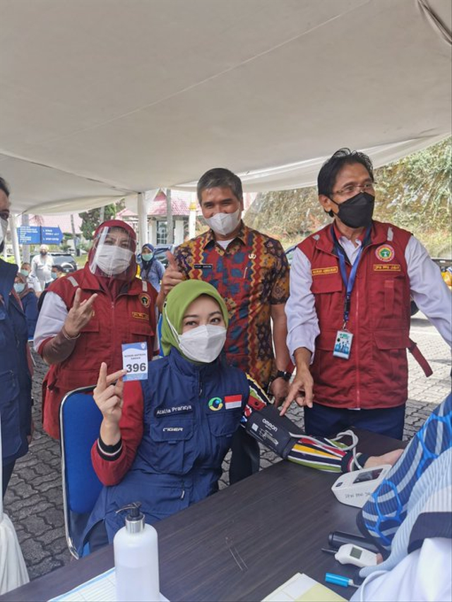 Istri Ridwan Kamil, Atalia Praratya, saat disuntik vaksin (5/3/2021) Foto: Twitter @ata_lia