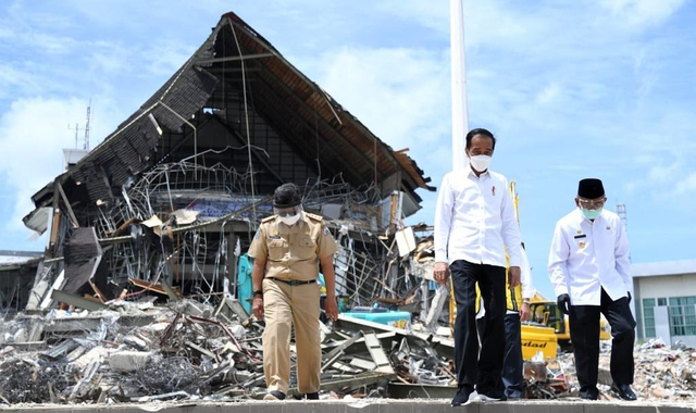 Presiden Joko Widodo usai meninjau Kantor Gubernur Sulawesi Barat. Foto: Lukas/Biro Pers Sekretariat Presiden