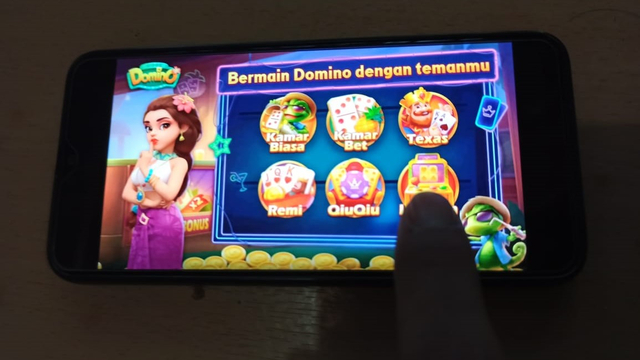 Bermain game Higgs Domino. Foto: Dok. acehkini