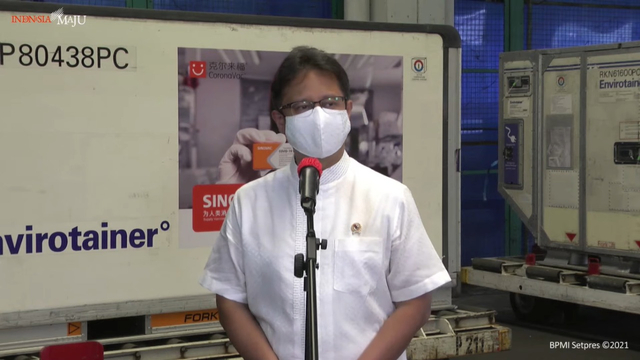 Konferensi pers Menkes RI Budi Gunadi Sadikin saat kedatangan Vaksin Covid-19 Sinovac tahap ke-8, di Bandara Soekarno Hatta, Minggu (18/4). Foto: Youtube/Sekretariat Presiden