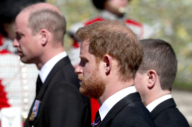 Pangeran William dan Pangeran Harry selama pemakaman Pangeran Philip, di Windsor, Inggris, April, Sabtu (17/4). Foto: Pool via REUTERS