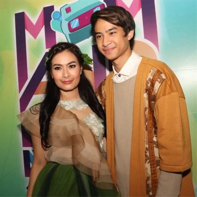 Iis Dahlia dan anak bungsunya, Devano Danendra. Foto: Munady Widjaja