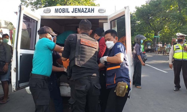 Pria di Surabaya Meninggal dalam Mobil Usai Antar Istri Belanja