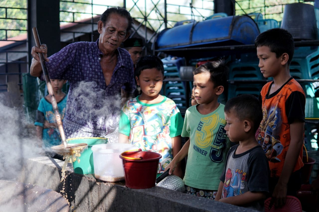 Anak-anak antre mendapatkan ie bu peudah di Gampong Lam Alu Cut, Aceh Besar. Foto: Ahmad Ariska/acehkini