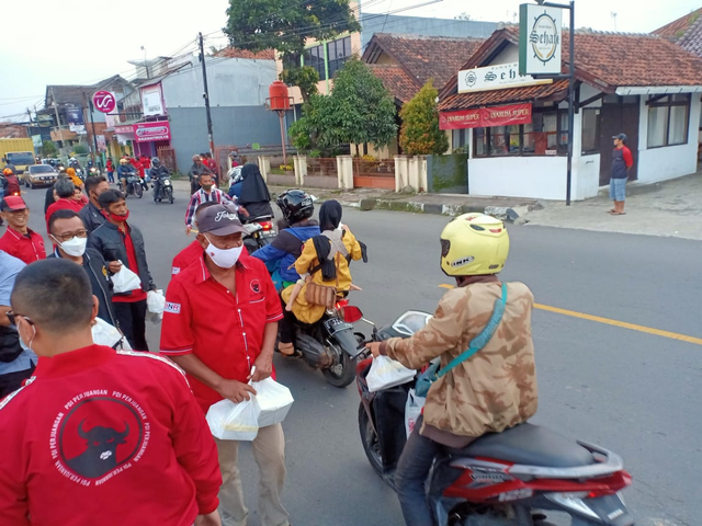 Anggota DPR RI Fraksi PDI Perjuangan, Muhammad Nurdin membagikan 1.000 paket sembako dan ratusan paket takjil selama Ramadhan 1442 Hijriyah. (Andri Yanto)