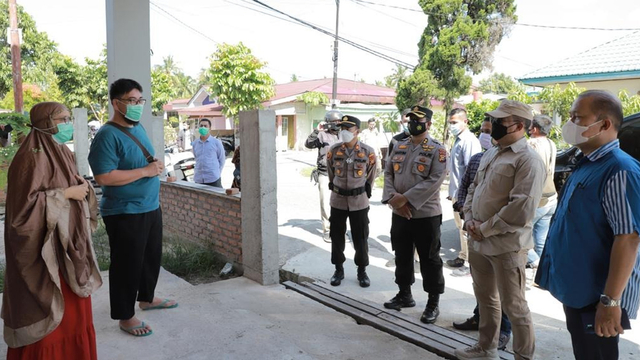 KAPOLDA Riau, Irjen Pol Agung Setya Imam Effendi, saat mengunjungi rumah warga yang sudah dinyatakan sembuh dari COVID-19, Minggu (18/4/2021). Kunjungan ini merupakan peninjauan PPKM Skala Mikro di Rt 04, RW 06, Sidomulyo Timur, Marpoyan Damai, Pekanbaru. 
