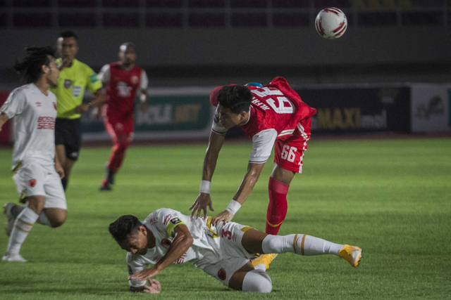 Persija Jakarta melawan PSM Makassar pada Pertandingan Semifinal Leg ke-2 Piala Menpora di Stadion Manahan, Solo, Jawa Tengah, Minggu (18/4/2021).  Foto: Mohammad Ayudha/ANTARA FOTO