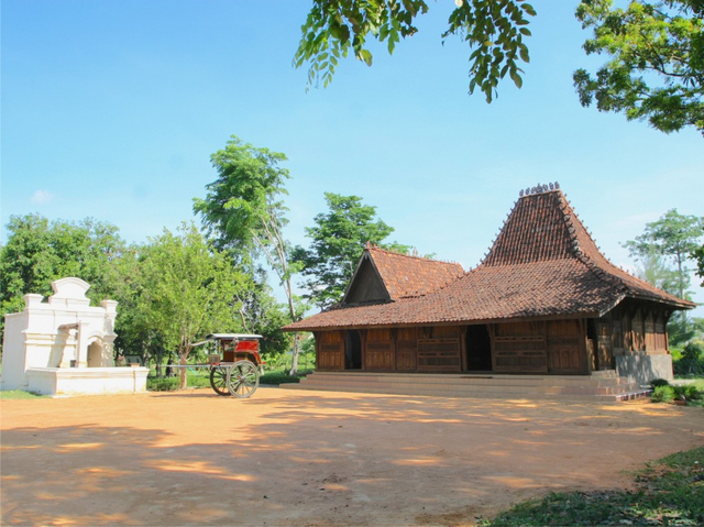 Rumah Adat Jawa Tengah Khas Kudus. Sumber: Platform Kebudayaan Indonesiana milik Kemdikbud