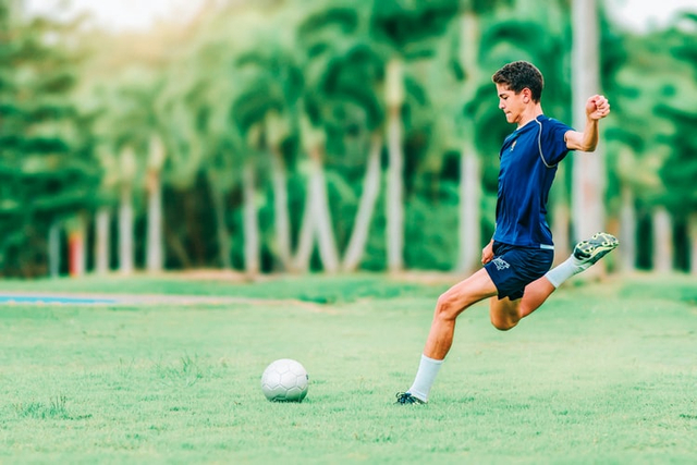 Ilustrasi Teknik Dasar Bermain Bola (Sumber: unsplash.com)