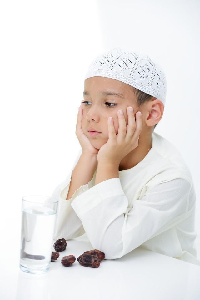 Ilustrasi anak lemas saat belajar puasa. Foto: Shutterstock