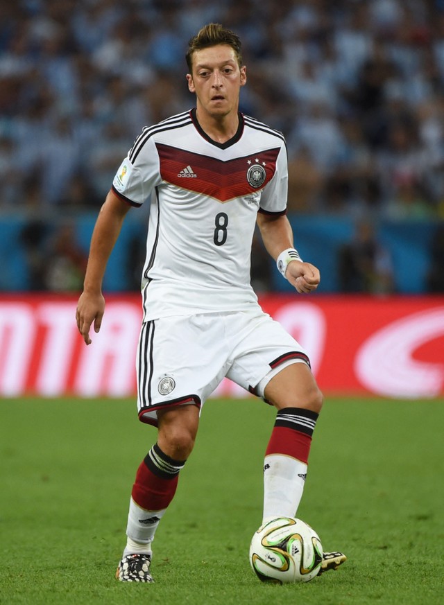 Mesut Oezil saat bermain di Timnas Jerman pada pertandingan Piala Dunia 2014 di Brazil. Foto: PATRIK STOLLARZ / AFP