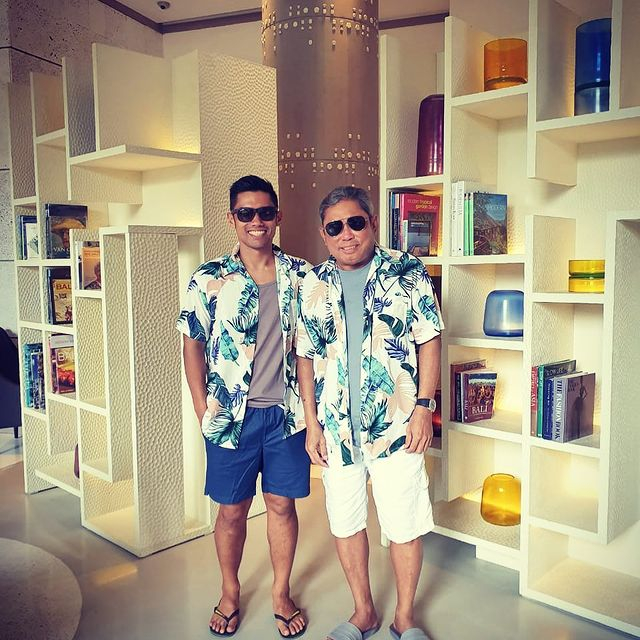 Adiguna Sutowo (kanan) bersama putranya, Indraguna Sutowo yang merupakan suami Dian Sastro. (Foto: Instagram/@maulanaindraguna).