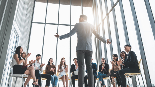 Ilustrasi pemimpin memberikan inspirasi dan motivasi. Foto: Shutterstock