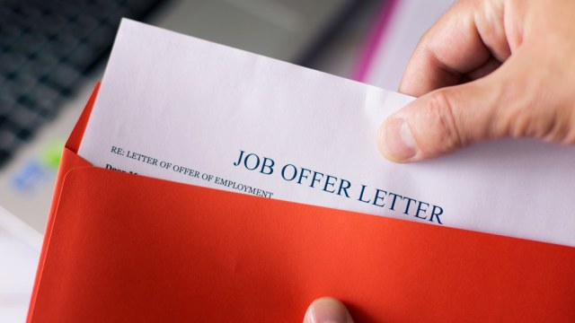 Ilustrasi Surat Lamaran Kerja. Foto: Shutterstock