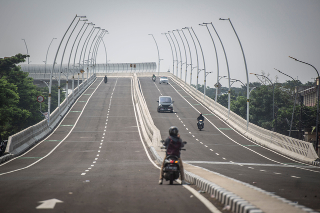 Sejumlah kendaraan melintas saat uji coba tahap pertama jalan layang (Flyover) Cakung di Jakarta, Senin (19/4).  Foto: Aprillio Akbar/ANTARA FOTO