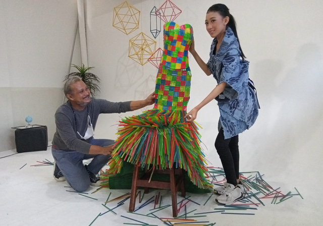 Gaun berbentuk mermaid dan berbahan sampah sedotan plastik ini merupakan hasil kolaborasi dari Dylla, pelajar SMP di Surabaya bersama desainer Embran Nawawi. Foto-foto: Masruroh/Basra