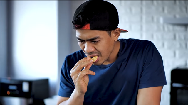 Ekspresi bingung Tanboy Kun saat menyantap biskuit rasa misterius. Foto: Youtube Tanboy Kun