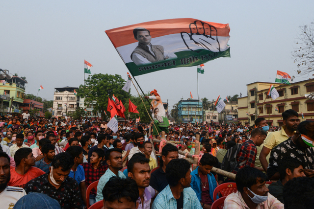 Warga menghadiri kampanye pemilihan majelis legislatif negara bagian Bengal Barat di distrik Shibmandir, Siliguri, India, Rabu (14/4).  Foto: Diptendu DUTTA / AFP