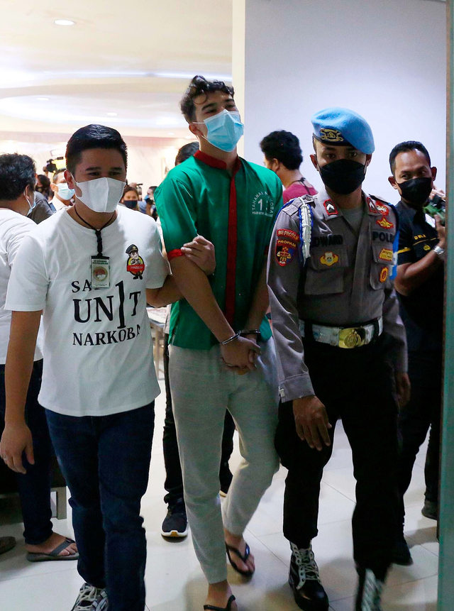 Artis Jeff Smith saat dihadirkan rilis narkoba di Polres Jakarta Barat, Jakarta, Senin, (19/4).  Foto: Ronny