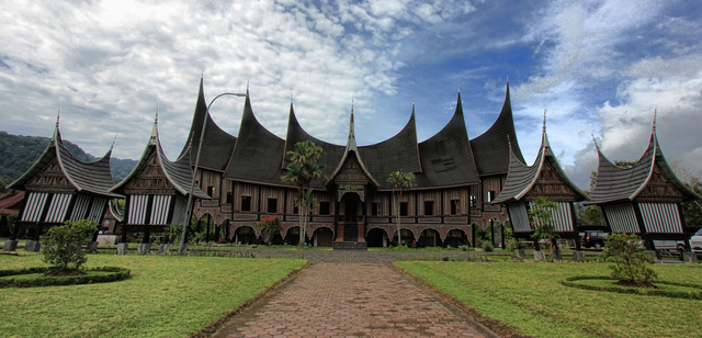 Rumah adat Sumatera Barat, Rumah Gadang. Sumber: PlatformKebudayaan Indonesiana Kemdikbud