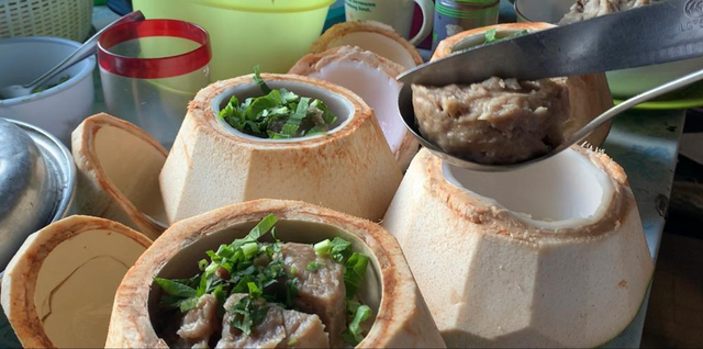 Baru dan Satu-satunya di Jambi, Bakso Unik yang Disajikan dalam Batok Kelapa Muda. Foto: Bahara Jati/Jambikita.id