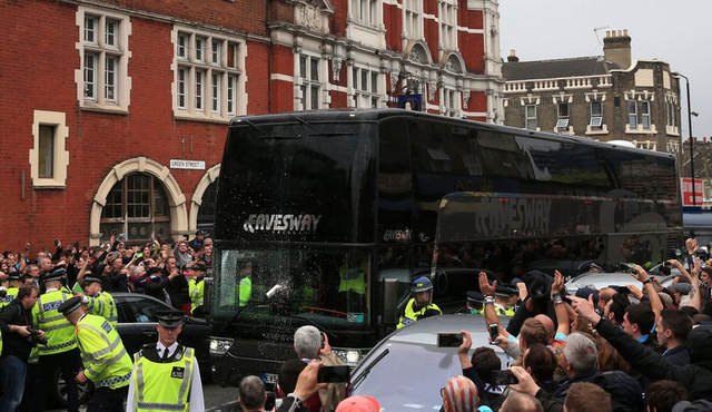 Bus mewah MU senilai Rp 8 miliar yang dilengkapi fitur jendela kaca ganda anti pecah. Foto: Nick Potts/AP Photo