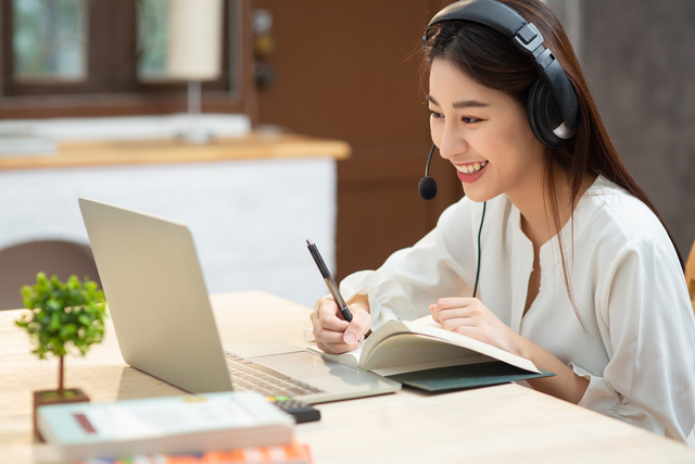 Ilustrasi mengikuti pelatihan online. Foto: Shutterstock