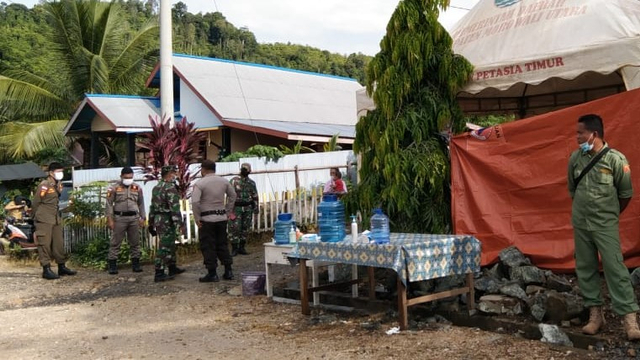 PSU Morowali. Tampak Pengamanan di TPS Pebooa, Kecamatan Petasia Timur, Kabupaten Morowali Utara, Sulteng, Senin (19/4). Foto: Intan/PaluPoso