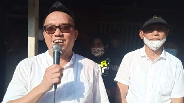 dr. Delis menyampaikan pidato kemenangannya di hadapan masyarakat Desa Pebooa, Senin siang (19/4). Foto: Istimewa