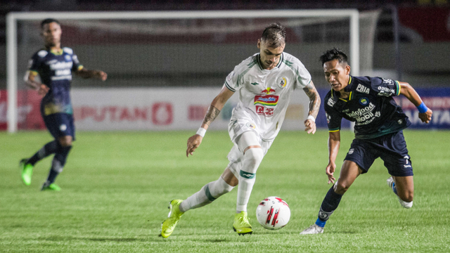 Pertandingan Semifinal Leg ke-2 Piala Menpora antara Persib Bandung melawan PSS Sleman di Stadion Manahan, Solo Foto: Mohammad Ayudha/ANTARA FOTO