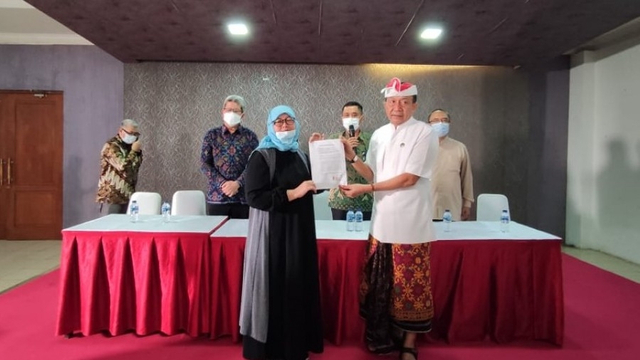 Desak Made Darmawati menyampaikan permohonan maaf di hadapan Ketua PHDI. Foto: Kemenag