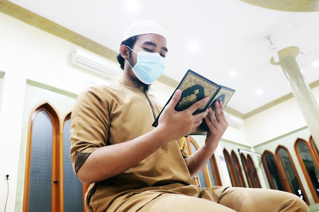 Ilustrasi membaca dan mengkhatamkan Quran Foto: Positive Moslem Attitude on Unsplash