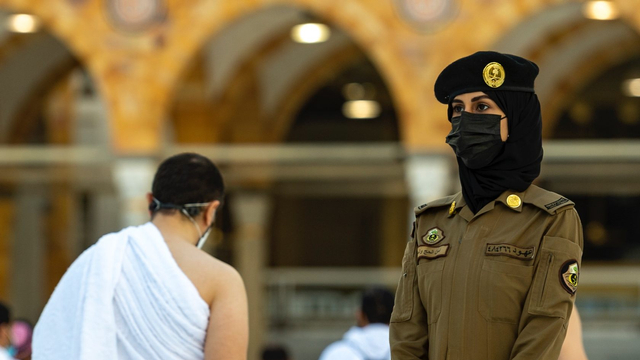 Wanita anggota keamanan Masjidil Haram turut mengamankan pelaksanaan umrah. Foto: Kemendagri Arab Saudi