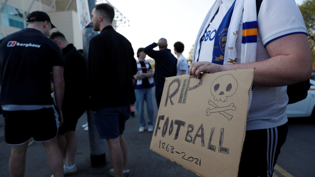 Sejumlah fans membawa spanduk penolakan European Super League di Elland Road, Leeds, Inggris. Foto: Lee Smith/REUTERS