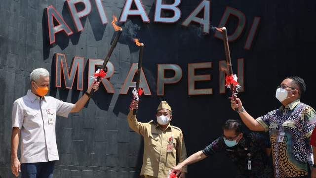 Gubernur Jateng Ganjar Pranowo di lokasi Api Abadi Mrapen, Grobogan. Foto: Pemprov Jawa Tengah