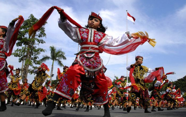 Properti Tari Remo yang terlihat pada gaya busana. Foto: Eric Ireng/ANTARA FOTO