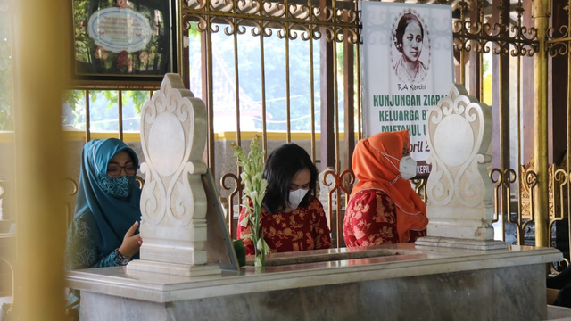 Tim Penggerak PKK Kabupaten Blora saat laksanakan ziarah di makam Pahlawan Nasional, RA Kartini, di Kecamatan Bulu, Kabupaten Rembang. (foto: priyo/beritabojonegoro)