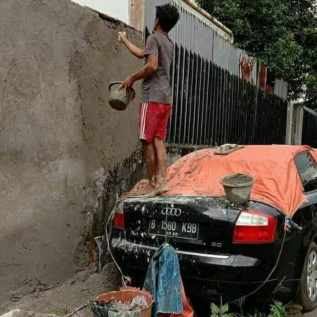 Audi A4 2004 ditutupi oleh semen. Foto: permanatriaz/Instagram