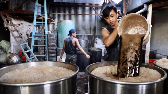 Pembuatan cincau di pabrik milik Yuk Fa di Banda Aceh. Foto: Suparta/acehkini 