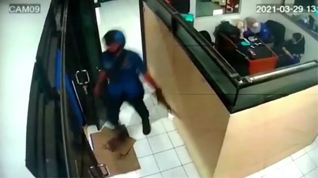 Beredar video Sandi petugas honorer Damkar Depok bawa senjata tajam ke dalam ruangan asisten Kadis Damkar Depok.  Foto: Dok. Istimewa