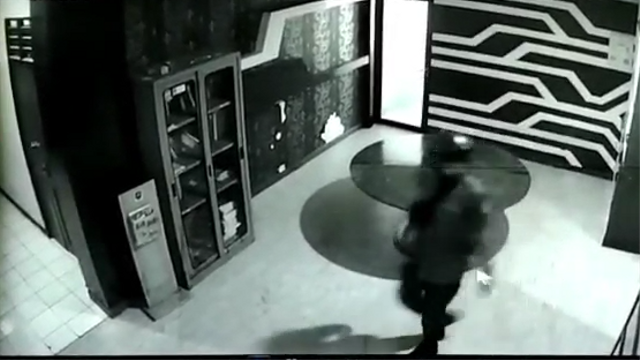 Beredar video Sandi petugas honorer Damkar Depok bawa senjata tajam ke dalam ruangan asisten Kadis Damkar Depok.  Foto: Dok. Istimewa