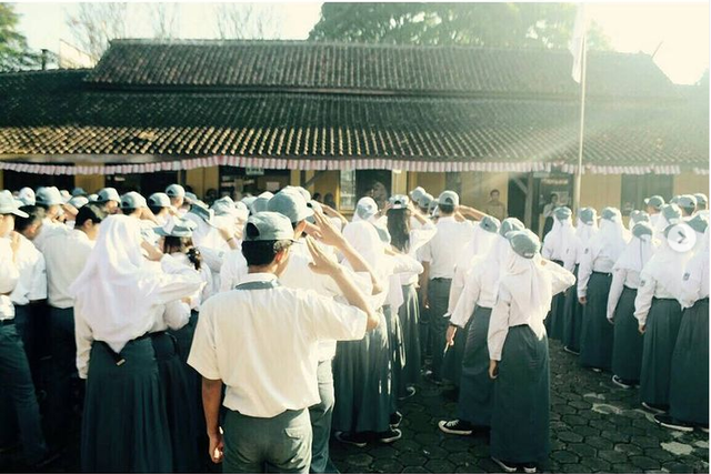 siswa dan siswi sedang melaksanakan upacara bendera (sumber @sman2lembang)